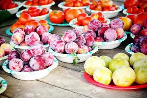 frutta sui piatti in una fattoria foto