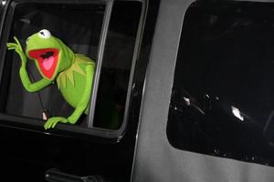 los angeles, nov 12 - kermit il rana arriva a il muppet mondo prima a EL capitano Teatro su novembre 12, 2011 nel los angeles, circa foto