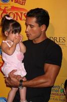 los angeles, luglio 12 - Mario lopez e figlia arriva a draghi presentata di squillare fratelli e barno e bailey circo a graffette centro su luglio 12, 2012 nel los angeles, circa foto