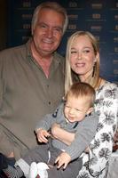 los angeles, feb 7 - John mccook, con jennifer gareis e figlio gavin a il 6000th mostrare celebrazione a il grassetto e il bellissimo a cbs televisione città su febbraio 7, 2011 nel los angeles, circa foto