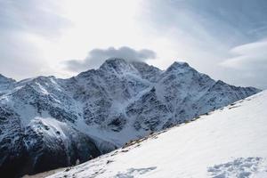 Visualizza di il montagna gamma, ripido versante e snow-capped roccioso picchi. foto