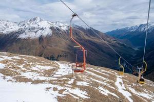 montagna paesaggio con sedie di un' monoposto cavo auto foto