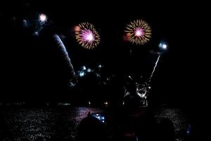 fuochi d'artificio celebrazione al di sopra di mare su Pattaya spiaggia foto