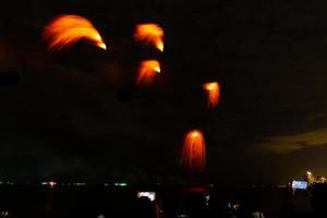 fuochi d'artificio celebrazione al di sopra di mare su Pattaya spiaggia foto