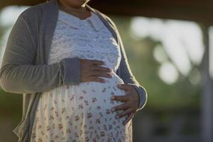 incinta donna gonfiarsi. gravidanza concetto foto