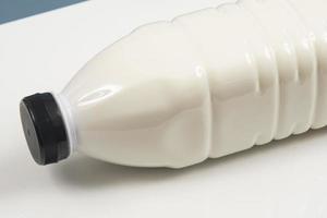 1 litro plastica latte pentola su bianca sfondo foto