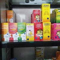 deposito, Indonesia, ottobre 21, 2022, vario Marche di liquido medicina o sciroppo per ridurre febbre, alleviare asciutto tosse e catarro per bambini o adulti trovato nel droga I negozi o farmacie foto