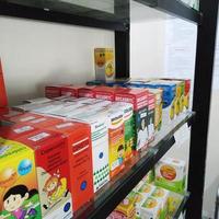 deposito, Indonesia, ottobre 21, 2022, vario Marche di liquido medicina o sciroppo per ridurre febbre, alleviare asciutto tosse e catarro per bambini o adulti trovato nel droga I negozi o farmacie foto