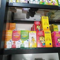 deposito, Indonesia, ottobre 21, 2022, vario Marche di liquido medicina o sciroppo per ridurre febbre, alleviare asciutto tosse e catarro per bambini o adulti trovato nel droga I negozi o farmacie foto