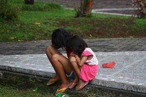 magelang, Indonesia, 2022 - foto di 2 poco sorelle e sorelle chi siamo su il bordo di il parco nel il pomeriggio