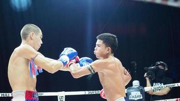 bangkok tailandia 11 novembre 2018. kick boxing tailandese e straniero non identificato foto