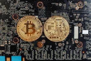 criptovaluta d'oro bitcoin moneta dire bugie su video carta. elettronico virtuale i soldi per ragnatela bancario e internazionale Rete pagamento. simbolo di crypto virtuale moneta. estrazione concetto. foto