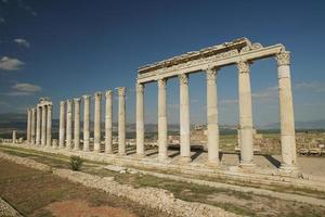 colonne nel laodicea su il liceo antico città nel denizli, turkiye foto