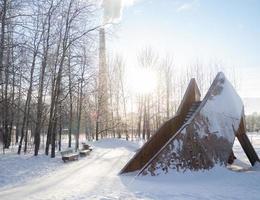 un insolito diapositiva nel il inverno città parco foto