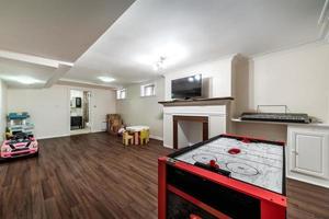 alto fine lusso moderno completamente arredato appartamento nel montreal con finito seminterrato, camere da letto, lavanderia, cucina, Giardino dietro la casa e vivente camera foto