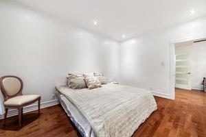 alto fine lusso moderno completamente arredato appartamento nel montreal con finito seminterrato, camere da letto, lavanderia, cucina, Giardino dietro la casa e vivente camera foto