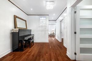 alto fine lusso moderno completamente arredato appartamento nel montreal con finito seminterrato, camere da letto, lavanderia, cucina, Giardino dietro la casa e vivente camera foto