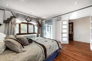 alto fine lusso moderno completamente arredato appartamento nel montreal con finito seminterrato, camere da letto, lavanderia, cucina, Giardino dietro la casa e vivente camera foto