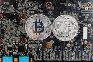 criptovaluta argento bitcoin moneta dire bugie su video carta. elettronico virtuale i soldi per ragnatela bancario e internazionale Rete pagamento. simbolo di crypto virtuale moneta. estrazione concetto. foto