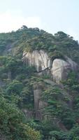 il bellissimo montagne paesaggi con il verde foresta e il eruttò roccia scogliera come sfondo nel il campagna di il Cina foto