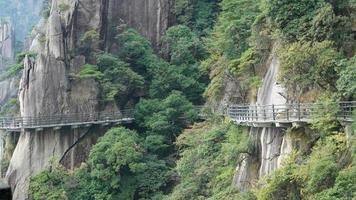 il bellissimo montagne paesaggi con il verde foresta e un' tavola strada costruito lungo il viso di un' scogliera nel il campagna di il Cina foto