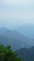 il bellissimo montagne paesaggi con il verde foresta e il eruttò roccia scogliera come sfondo nel il campagna di il Cina foto