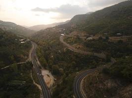 aereo valle e strada, superiore Visualizza, sorprendente natura sfondo. tramonto volante drone, paesaggio marino foto