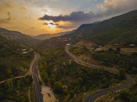 aereo valle e strada, superiore Visualizza, sorprendente natura sfondo. tramonto volante drone, paesaggio marino foto