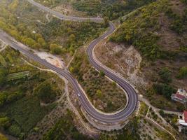 aereo valle e strada, superiore Visualizza, sorprendente natura sfondo. tramonto volante drone, paesaggio marino foto