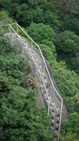 il bellissimo montagne paesaggi con il verde foresta e un' tavola strada costruito lungo il viso di un' scogliera nel il campagna di il Cina foto