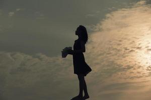 silhouette triste ragazza a tramonto. foto