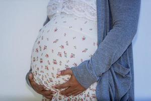incinta donna gonfiarsi. gravidanza concetto foto
