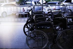 vuoto sedia a rotelle vicino corridoio nel ospedale per servizio paziente e persone con disabilità. medico foto