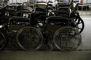 vuoto sedia a rotelle vicino corridoio nel ospedale per servizio paziente e persone con disabilità. medico foto
