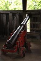 antico canone impostato per proteggere un' coloniale villaggio foto