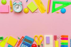 forniture creativo utensili per scuola creativo opera su rosa sfondo Stazionario foto