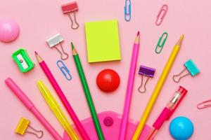 forniture creativo utensili per scuola creativo opera su rosa sfondo Stazionario foto