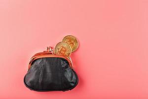 classico nero portafoglio con bitcoin monete su un' rosa sfondo. foto