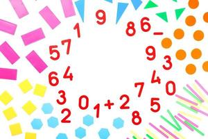 multicolore plastica figure e numeri su un' bianca sfondo. educativo Giochi per bambini. matematica e calcolo abilità. foto