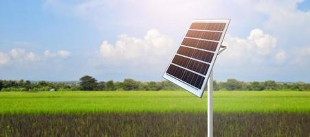 pannello fotovoltaico, nuova tecnologia per conservare e utilizzare l'energia della natura con la vita umana, l'energia sostenibile e il concetto di amico ambientale. foto