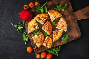 pizza calda sul vassoio in legno foto