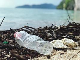bottiglia d'acqua in plastica sulla spiaggia foto