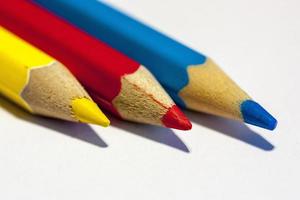 matite colorate su uno sfondo bianco foto