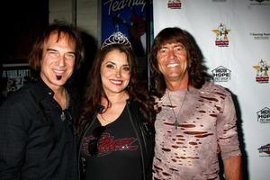 los angeles, giu 3 - diavolo devasc mezzo con dave amato, bryan colpito di reo vagone veloce a il giocatore concerto festeggiare diavolo devasc 50 ° compleanno per beneficiare riparo speranza animale domestico negozio a il canyon club su giugno 3, 2013 nel agorà, circa foto