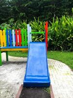 moderno terreno di gioco attrezzatura. moderno colorato bambini terreno di gioco su cortile nel il parco foto