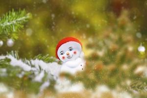 felice pupazzo di neve. paesaggio invernale. buon natale e felice anno nuovo biglietto di auguri foto