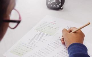 studenti mano assunzione inglese test nel classe foto