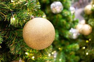 d'oro palla su Natale albero foto
