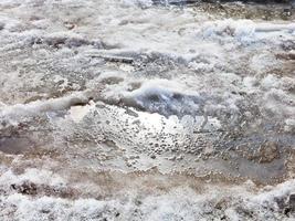 fusione strada neve nel primavera foto