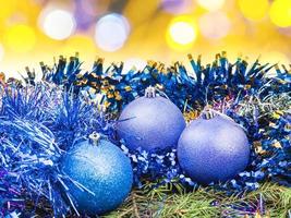 natale blu palle su sfocato giallo sfondo foto